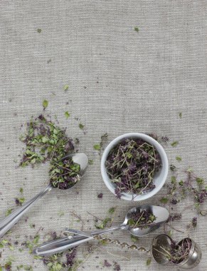 Kekik kurutulmuş çiçek çayı keten tekstil bardaklarında, yakınlarda çiçekler ve kaşık, yakın plan, kopyalama alanı, düzlük, yukarıdan bakıldığında, sağlıklı bitkisel çaylar ve doğal destek konsepti.