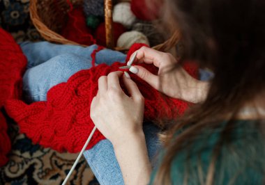 Boş zamanlarında evde kırmızı egzoz ören genç bir kadın, fantezi ve dikiş konsepti, el işçiliğine yakın çekim, fotokopi alanı, yukarıdan bakıldığında