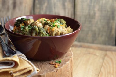 Haşlanmış sebzeli soya kebabı: bezelye, brokoli, havuç ve baharat, sağlıklı vegan yemeği - bir protein kaynağı, yakın plan, uzay kopyası