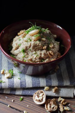 Böbrek fasulyesi ezmesi ya da aperatif olarak ceviz ve kızarmış soğan ile koyu siyah karamsar arka planda keten tekstil, yakın plan, fotokopi alanı, vejetaryen ve ödünç gıda konsepti