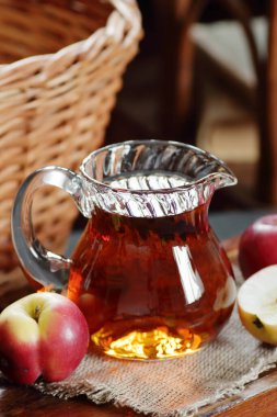 Elma sirkesi, koyu siyah arka planda cam bir sürahide elma suyu içmek, yakın plan, fotokopi alanı, doğal kozmetik ürünlerinde sağlıklı içecek, daha temiz ve vücut bakımı için