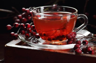 Dikenli çay bardakta, kırmızı bitki çayı kalp hastalıklarına, uykusuzluğa, nevrozlara ve hipertansiyona karşı yatıştırıcı bir içecektir.