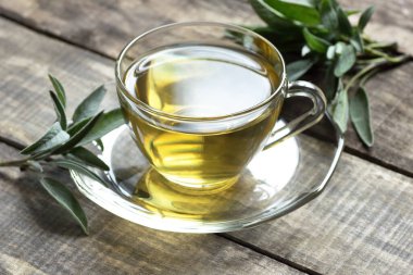 Kırsal ahşap arka planda taze yaprakları olan, bilge bitki çayı, fotokopi alanı, doğal tıp ve sağlıklı homeopatik bitkiler.