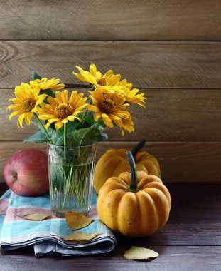 Okul konseptine geri dönelim, sonbahar grup kompozisyonu ayçiçekleri, balkabakları, elmalar, yapraklar ahşap arka planda, yakın plan, kopyalama alanı