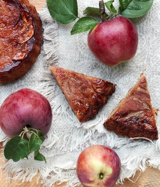 Elmalı turta ve bahçeden taze kırmızı elmalar, lezzetli yaz meyveli kek düz kırsal ahşap masa, yukarıdan bakıldığında, kopya alanı, yaz tatlıları konsepti