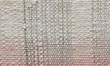 Kaba pamuktan örülmüş el yapımı kumaş, arka plan ve doku tasarımınız, yakın plan, doğal boya, sıfır atık bezi ve çevre dostu tekstil konsepti