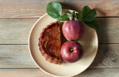 Elmalı turta ve bahçeden taze kırmızı elmalar, lezzetli yaz meyveli kek düz kırsal ahşap masa, yukarıdan bakıldığında, kopya alanı, yaz tatlıları konsepti