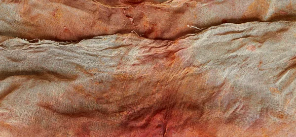 Накрашенный Коралловый Цвет Кусок Натуральной Ткани Марля Складками Пятнами Абстрактное — стоковое фото