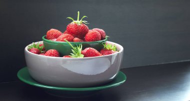 Siyah arka planda izole edilmiş çilek, böğürtlenlerden ve taze yapraklardan oluşan kompozisyon, fotokopi alanı, organik tarım ve sağlıklı vitamin gıda konsepti.