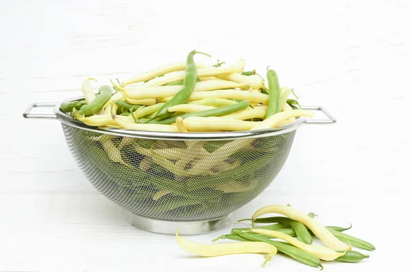 将黄绿相间的豆类蔬菜混合在一个白色木制纹理背景上 复制空间 生态有机食品和素食概念 — 图库照片