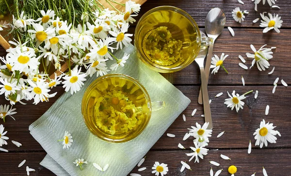 Tisane Base Camomille Avec Boutons Fleurs Proximité Sur Une Table — Photo