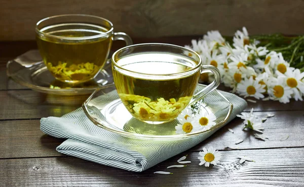 Rumiankowa Herbata Ziołowa Pączkami Kwiatowymi Pobliżu Drewnianym Stole Tekstylno Rumiankowym — Zdjęcie stockowe