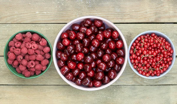 Bols Avec Jardin Frais Baies Rouges Forêt Framboise Cerises Douces — Photo