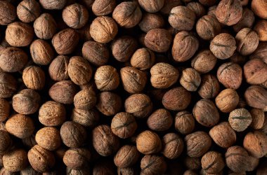 Ceviz yığını desenli arka plan, yakın plan, yukarıdan bakıldığında, ekolojik organik gıda ve vejetaryen yeme konsepti