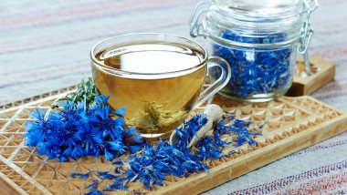Mavi Cornflower veya Centaurea çiçeği çayı idrar söktürücüdür, kozmetik ve göz yıkamada, taze çiçek ve yakınlarda kuru yapraklı bir kavanoz, yakın plan, kopyalama alanı, bitkisel içecekler konsepti