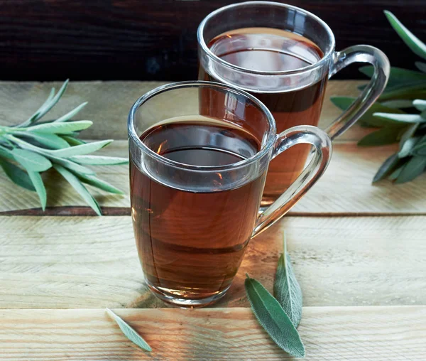 Salbei Kräutertee Oder Sud Glas Mit Kräuterblättern Rundherum Auf Holztisch — Stockfoto