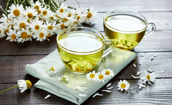 Hierbas Manzanilla Decocción Con Capullos Flores Cerca Mesa Madera Con — Foto de Stock