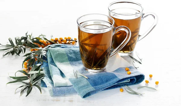 Sanddornblatt Und Beere Gesunder Tee Glasbechern Auf Weißem Holztisch Sanddornkrautgetränk — Stockfoto
