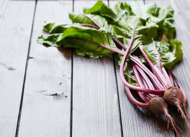 Kırmızı pancar kökü ilk mevsimlik hasat: Tahta masa üzerinde yaprakları olan taze taze sebzeler, genel görünüm, yakın çekim, kopyalama alanı, kendi yetiştirme, tarım ve bahçe konsepti