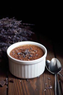 Çikolatalı vejetaryen tatlı - aquafaba mus - yumurtasız, sütsüz kakao pudingi ya da lavantalı lavantalı, karamsar arka plan, yakın plan, vejetaryen ve vejetaryen gıda kavramı