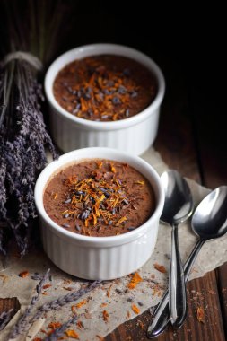 Çikolatalı vejetaryen tatlı - aquafaba mus - yumurtasız, sütsüz kakao pudingi ya da lavantalı lavantalı, karamsar arka plan, yakın plan, vejetaryen ve vejetaryen gıda kavramı