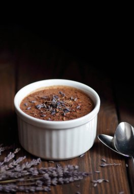 Çikolatalı vejetaryen tatlı - aquafaba mus - yumurtasız, sütsüz kakao pudingi ya da lavantalı lavantalı, karamsar arka plan, yakın plan, vejetaryen ve vejetaryen gıda kavramı