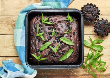 Yaban mersinli çikolatasız pasta ve naneli pasta sadece kırsal ahşap arka planda pişmiş, düz, yukarıdan bakıldığında, yakın plan, kopyalama alanı, ev yapımı sağlıklı tatlı konsepti