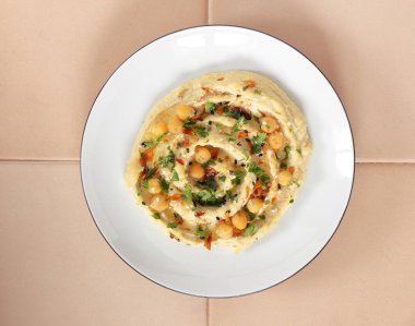 Vejetaryen fasulye yemeği - baharat, susam, maydanoz, yağlı tabak, yukarıdan bakıldığında, yakın çekim, vegan sağlıklı bakla besin konsepti