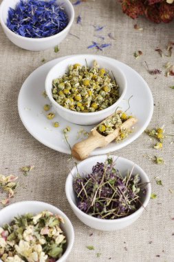 Kuru otların çeşitleri: papatya, elma ağacı çiçekleri, çiçek, lavanta, kırsal keten dokusunda kekik, yakın plan, doğal tıp, naturopati, homeopati, çay karışımı kavramı