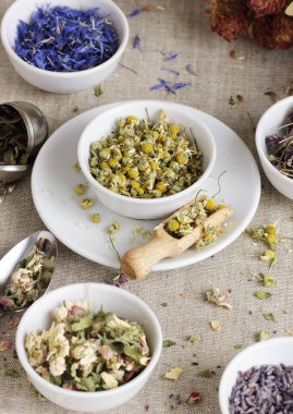 Kuru otların çeşitleri: papatya, elma ağacı çiçekleri, çiçek, lavanta, kırsal keten dokusunda kekik, yakın plan, doğal tıp, naturopati, homeopati, çay karışımı kavramı