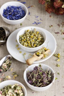 Kuru otların çeşitleri: papatya, elma ağacı çiçekleri, çiçek, lavanta, kırsal keten dokusunda kekik, yakın plan, doğal tıp, naturopati, homeopati, çay karışımı kavramı