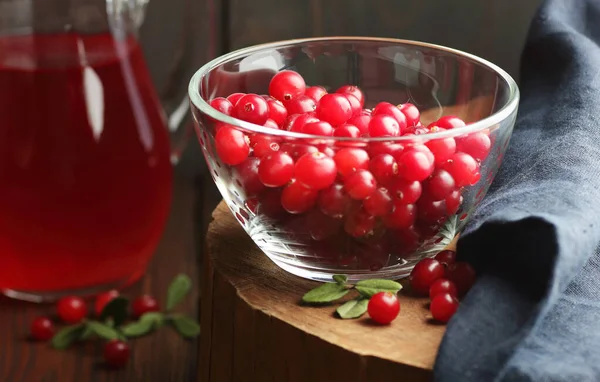 Baies Canneberges Dans Bol Verre Sur Fond Rustique Bois Gros — Photo