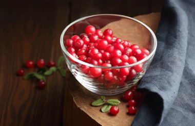 Kırsal arka planda kırmızı böğürtlenli yaban mersini soğuk içeceği, yakın plan, kış Noel tatili içecekleri, sağlıklı şifalı sıvılar, doğal tıp ve naturopati konsepti.