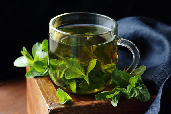 Minze Kräutertee Einer Glasschale Auf Dunklem Rustikalem Holzgrund Mit Blauer — Stockfoto