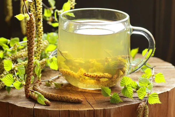 Kräutertee Aus Birkenohrringen Oder Blühende Blüten Mit Pollen Auf Rustikalem — Stockfoto