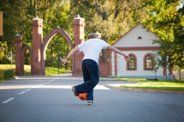 Adam bir futbol topu ile