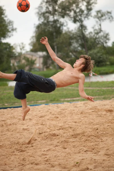 Un gars avec un ballon de football — Photo