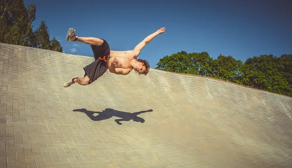 Homem de parkour — Fotografia de Stock