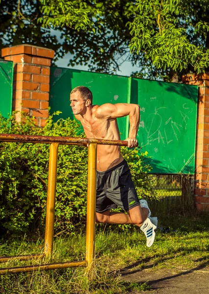 Uomo pull-up — Foto Stock