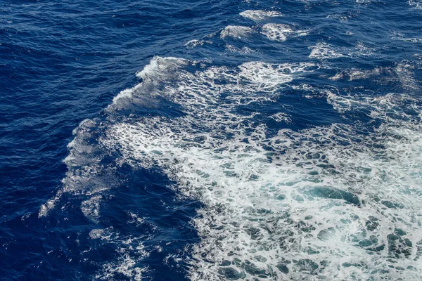 上に白い海泡の青い海の波 — ストック写真