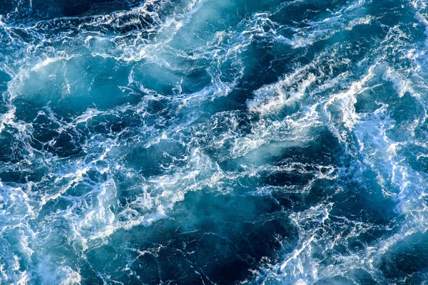 Bouřlivé Oceánské Vlny Podsvícené Zapadajícím Sluncem Transparentní Modrá Modrá Pozadí — Stock fotografie