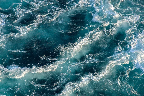 Ondas Oceânicas Tempestuosas Retroiluminadas Pela Luz Sol Poente Transparente Azul — Fotografia de Stock