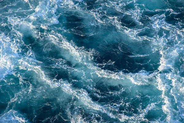 Ondas Oceânicas Tempestuosas Retroiluminadas Pela Luz Sol Poente Transparente Azul — Fotografia de Stock