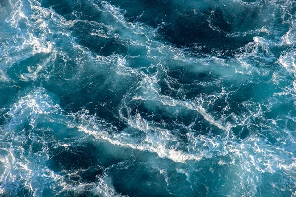 沈みゆく太陽の光に照らされた嵐の海の波 ネイビーブルー パターン — ストック写真