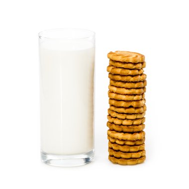 Beyaz arka planda bir bardak süt ve kurabiye.