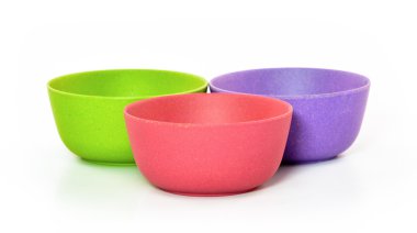 Beyaz bir arka plan boş, renkli plastik kase