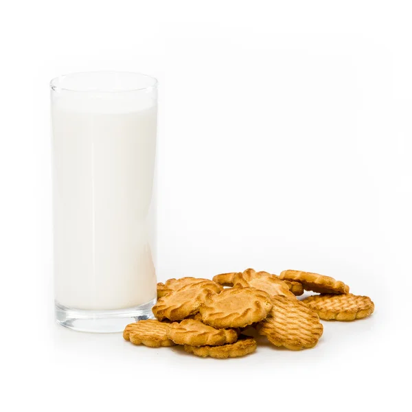 Glas Milch und Kekse auf weißem Hintergrund — Stockfoto