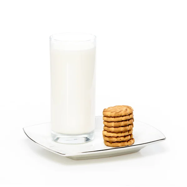 Glas Milch mit Keksen auf einem Teller — Stockfoto