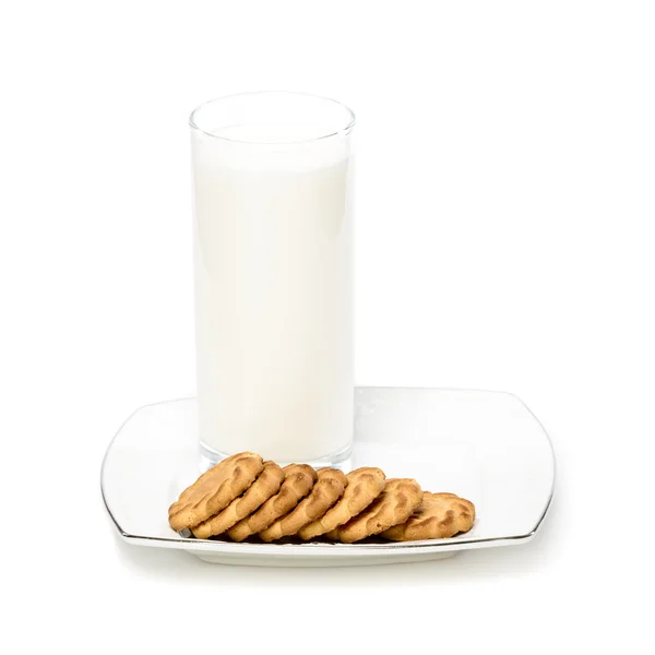 Стакан молока с печеньем на тарелке — стоковое фото