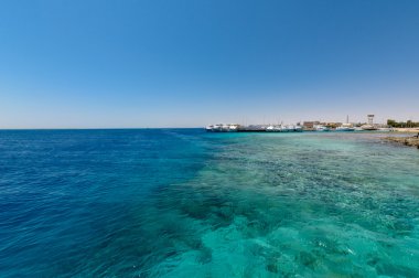 plaj, tropikal deniz yaz gününde parlak mavi gökyüzü altında